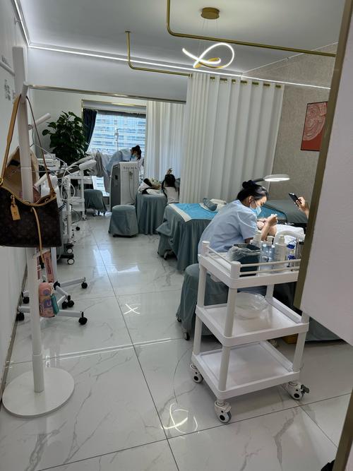 這家美容院是一家非常值得推薦的美容店 她們的服務(wù)態(tài)度